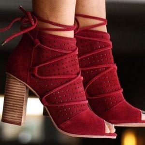 New in box Very Volatile wine open toe bootie 8